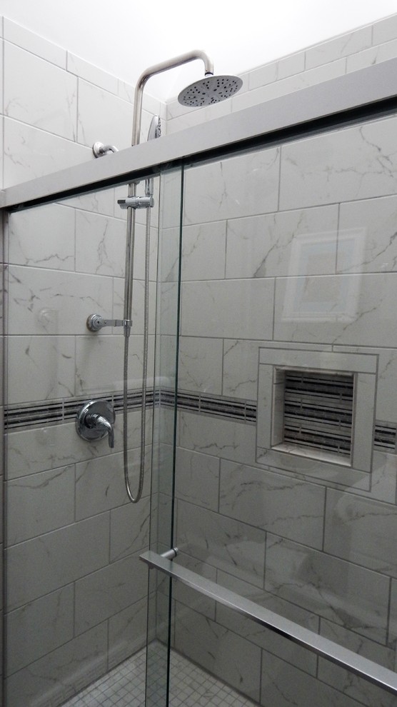 Idee per una stanza da bagno padronale tradizionale di medie dimensioni con doccia alcova, piastrelle bianche, piastrelle in ceramica e pareti bianche