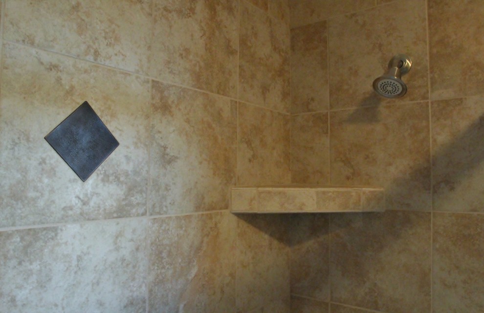 Aménagement d'une salle de bain principale classique de taille moyenne avec une douche d'angle, un carrelage beige, des carreaux de céramique et un mur beige.