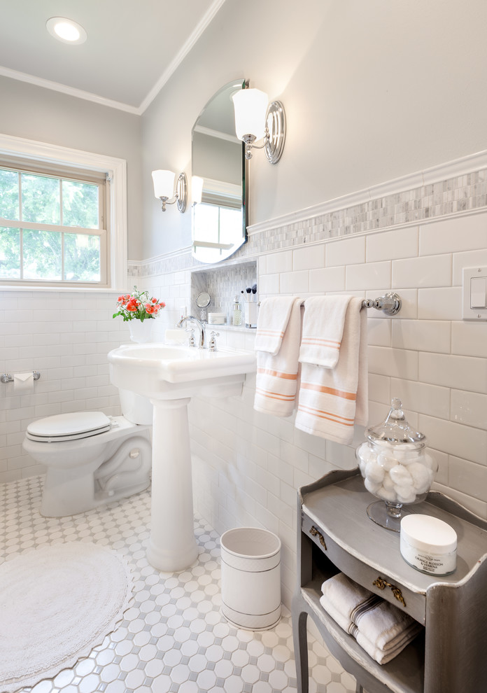 На фото: маленькая ванная комната в классическом стиле с раковиной с пьедесталом, мраморной столешницей, унитазом-моноблоком, белой плиткой, плиткой кабанчик, серыми стенами, полом из мозаичной плитки, стеклянными фасадами, белыми фасадами, открытым душем, душевой кабиной, белым полом и шторкой для ванной для на участке и в саду
