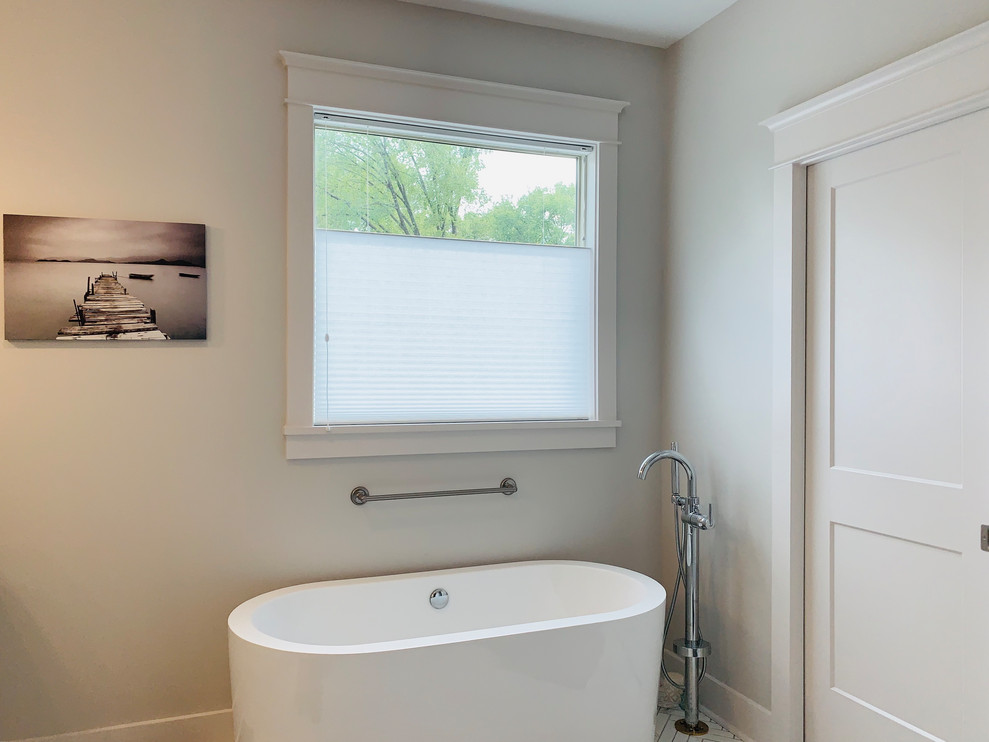 Inredning av ett amerikanskt stort en-suite badrum, med ett fristående badkar, grå väggar, klinkergolv i keramik och vitt golv