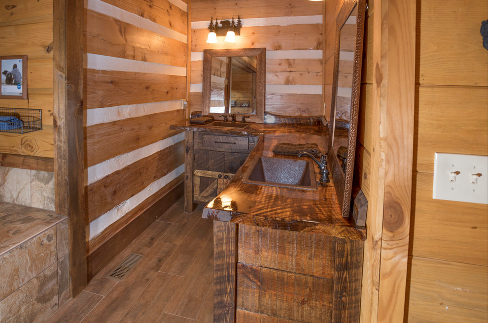 Idées déco pour une grande douche en alcôve principale montagne en bois vieilli avec un placard en trompe-l'oeil, une baignoire posée, WC séparés, du carrelage en ardoise, un mur marron, un sol en bois brun, un lavabo posé, un plan de toilette en bois, un sol marron et une cabine de douche à porte battante.