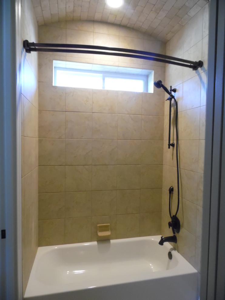 Inredning av ett klassiskt mellanstort badrum för barn, med ett badkar i en alkov och en dusch/badkar-kombination
