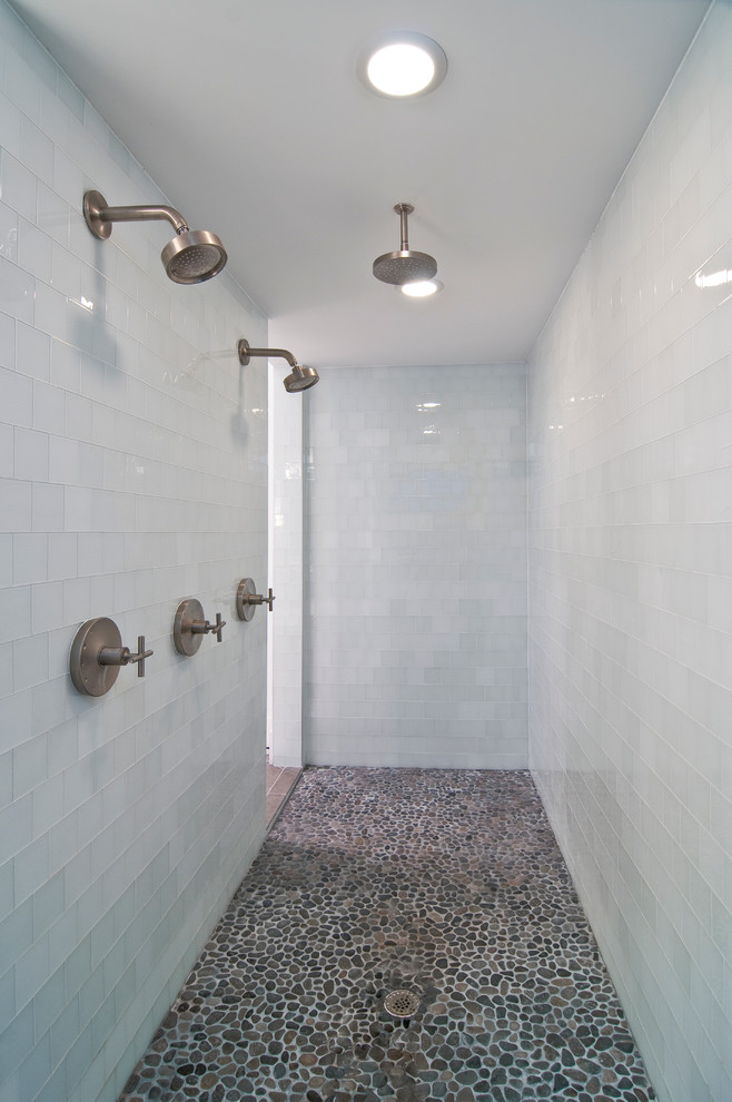 Bild på ett stort vintage en-suite badrum, med en öppen dusch, skåp i shakerstil, vita skåp, ett fristående badkar, grå kakel, porslinskakel, vita väggar, klinkergolv i keramik, ett undermonterad handfat och granitbänkskiva