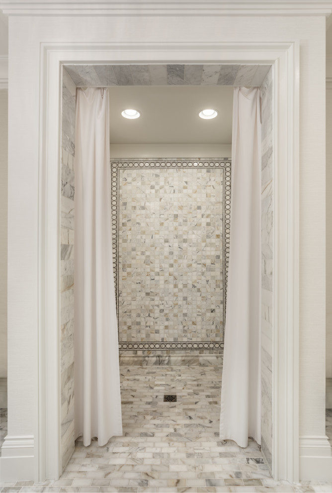 Bild på ett stort vintage vit vitt en-suite badrum, med möbel-liknande, vita skåp, en kantlös dusch, en toalettstol med separat cisternkåpa, vit kakel, marmorkakel, vita väggar, marmorgolv, ett undermonterad handfat, marmorbänkskiva, grått golv och dusch med duschdraperi
