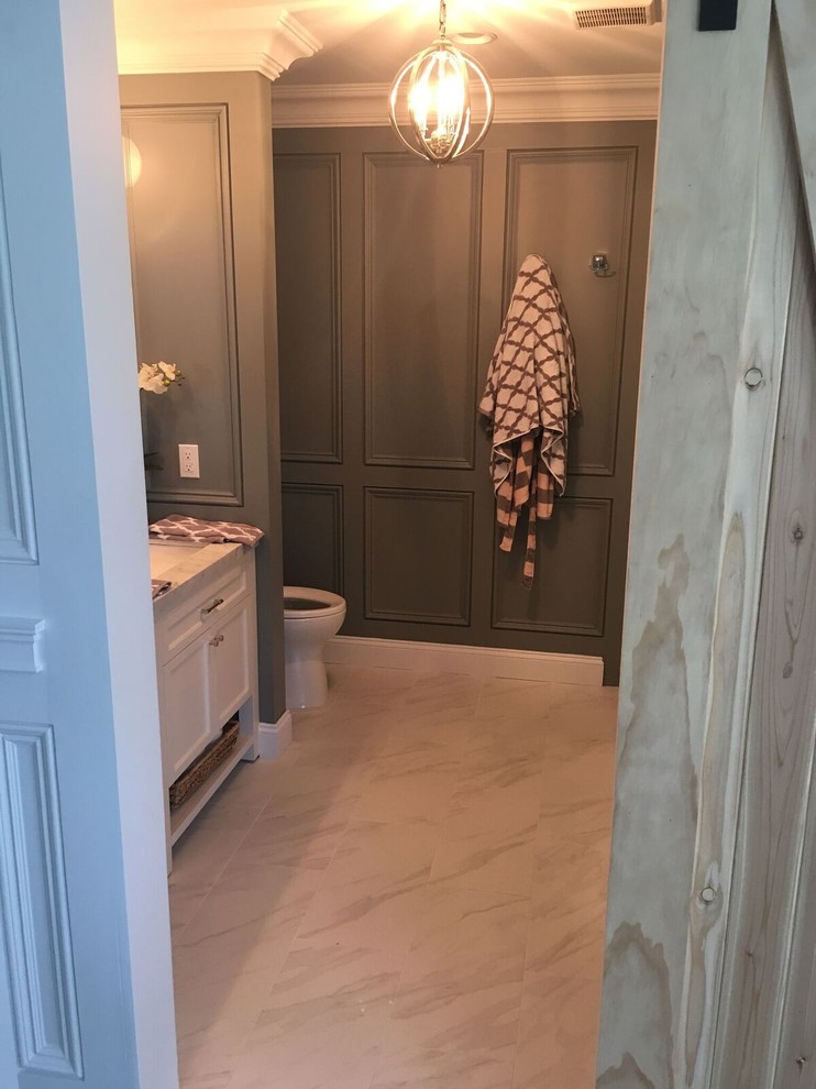 Свежая идея для дизайна: большая главная ванная комната в современном стиле с фасадами в стиле шейкер, белыми фасадами, душем в нише, белой плиткой, каменной плиткой, белыми стенами и врезной раковиной - отличное фото интерьера