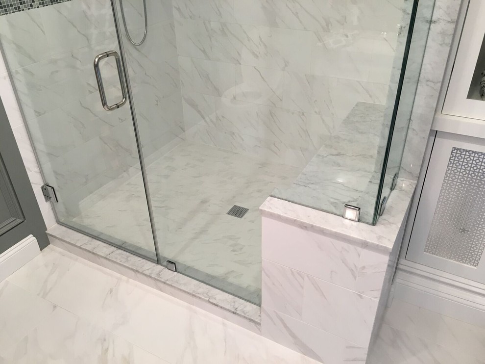 Idee per una grande stanza da bagno padronale design con doccia alcova, piastrelle bianche, piastrelle in pietra, pareti bianche, ante in stile shaker, ante bianche e lavabo sottopiano