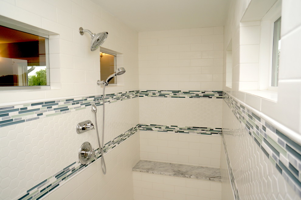 Inspiration för mellanstora moderna en-suite badrum, med ett piedestal handfat, vita skåp, granitbänkskiva, ett hörnbadkar, en dusch/badkar-kombination, grå kakel, keramikplattor, blå väggar och klinkergolv i keramik