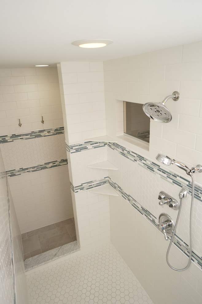 Foto di una stanza da bagno padronale minimalista di medie dimensioni con lavabo a colonna, ante bianche, top in granito, vasca ad angolo, vasca/doccia, piastrelle grigie, piastrelle in ceramica, pareti blu e pavimento con piastrelle in ceramica