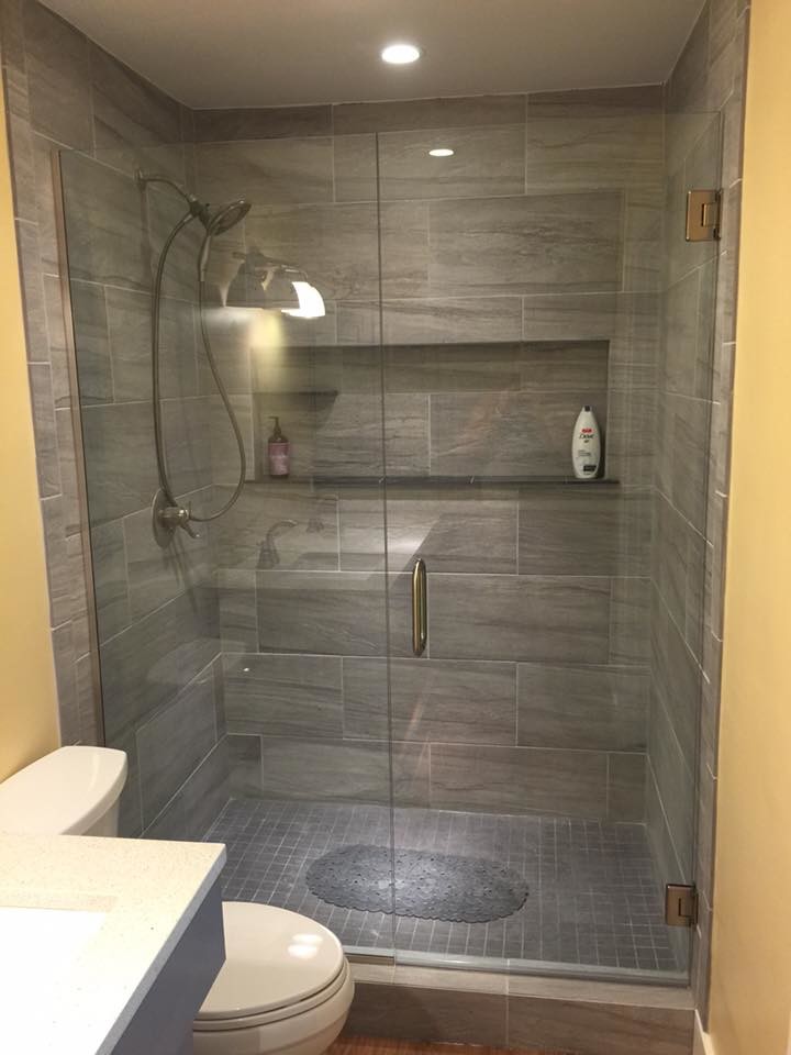 Inspiration för ett mellanstort funkis en-suite badrum, med grå skåp, en dusch i en alkov, en toalettstol med separat cisternkåpa, cementkakel, gula väggar, mellanmörkt trägolv, ett undermonterad handfat och bänkskiva i akrylsten