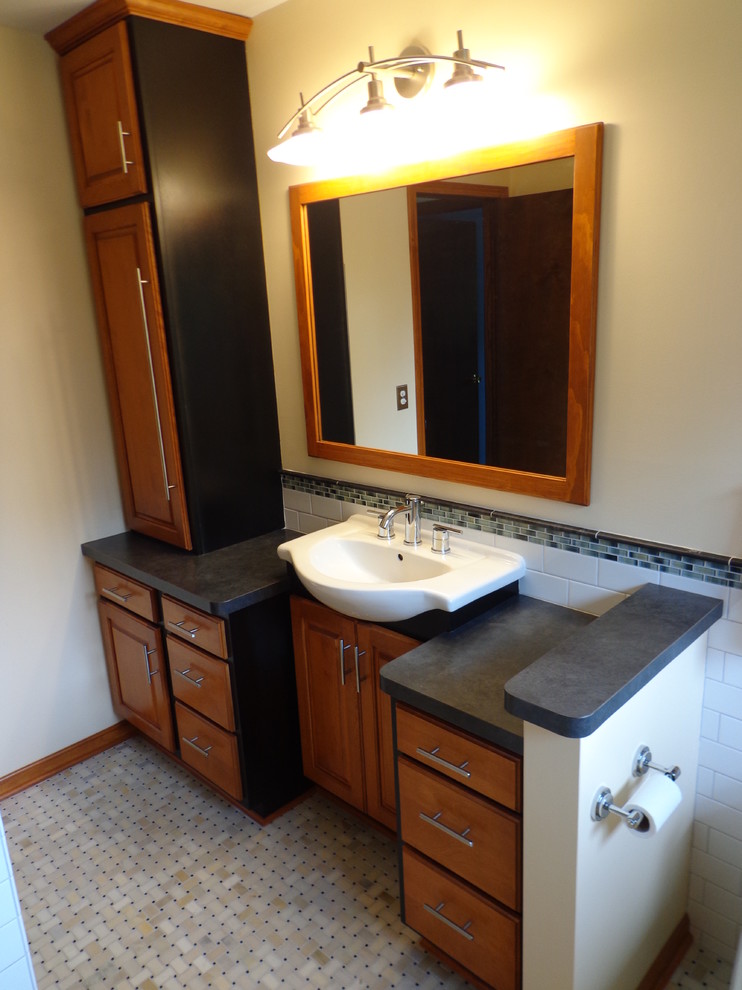 Пример оригинального дизайна: главная ванная комната среднего размера в стиле неоклассика (современная классика) с плоскими фасадами, светлыми деревянными фасадами, белой плиткой, плиткой кабанчик, бежевыми стенами, мраморным полом, настольной раковиной и серым полом