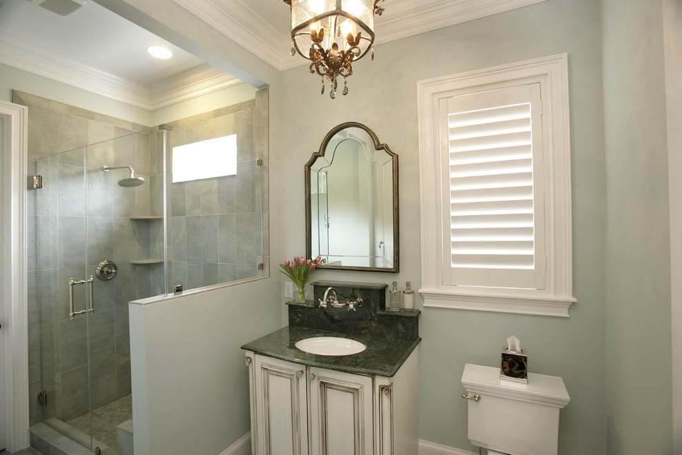 Traditional bathroom in Tampa with an alcove shower.