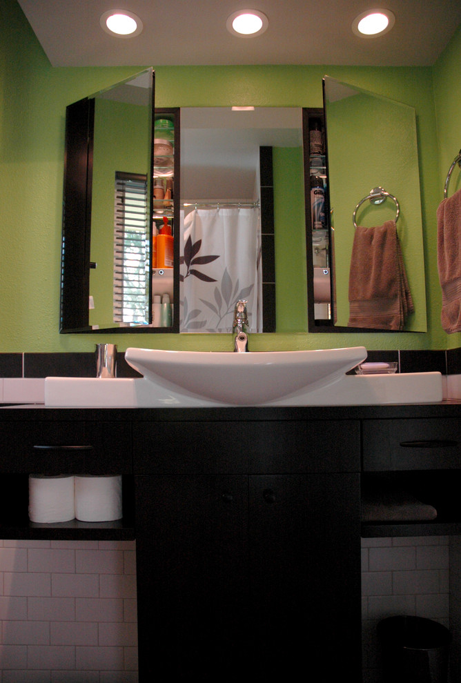 На фото: ванная комната в современном стиле с настольной раковиной, черными фасадами, разноцветной плиткой, керамической плиткой и зелеными стенами