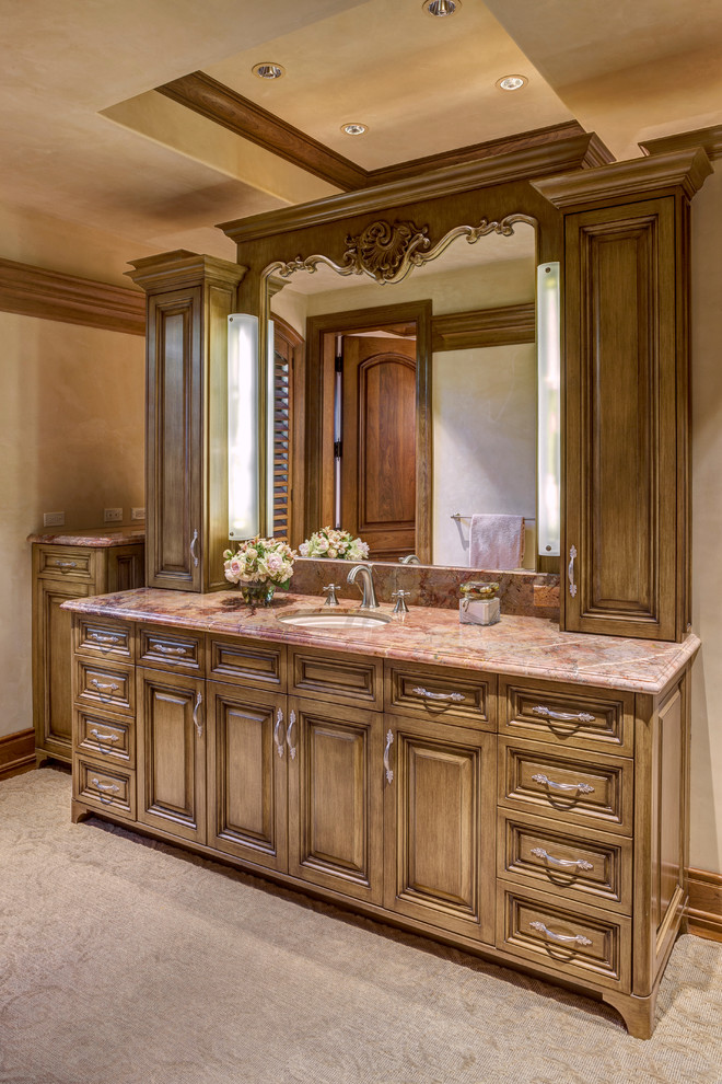 Foto på ett stort vintage en-suite badrum, med luckor med upphöjd panel, skåp i mellenmörkt trä, beige väggar, ett undermonterad handfat och brunt golv
