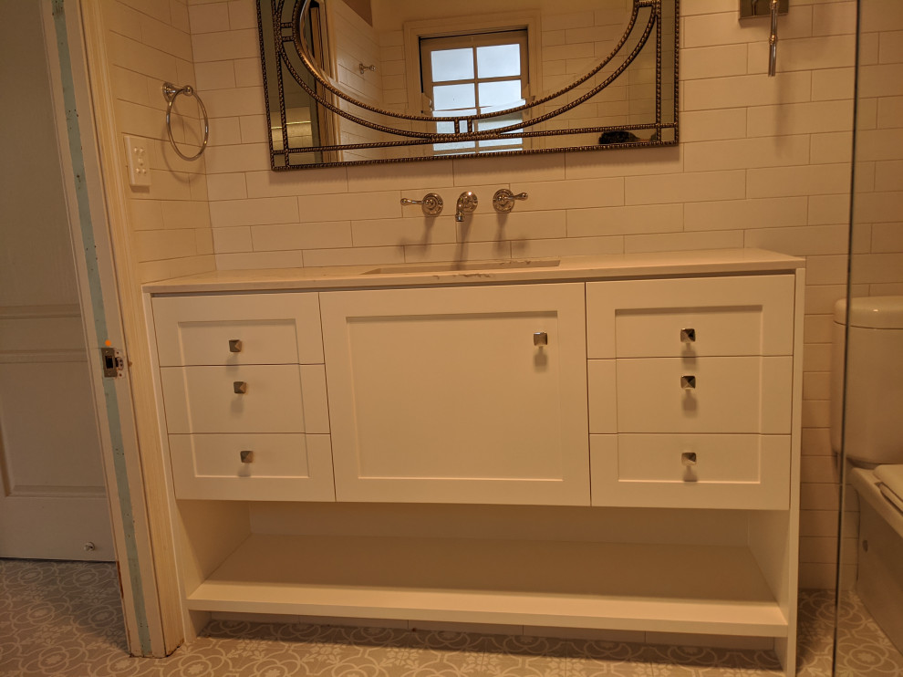 Exemple d'une petite salle d'eau chic avec un placard à porte shaker, des portes de placard blanches, un carrelage blanc, un plan de toilette en quartz modifié et un plan de toilette blanc.