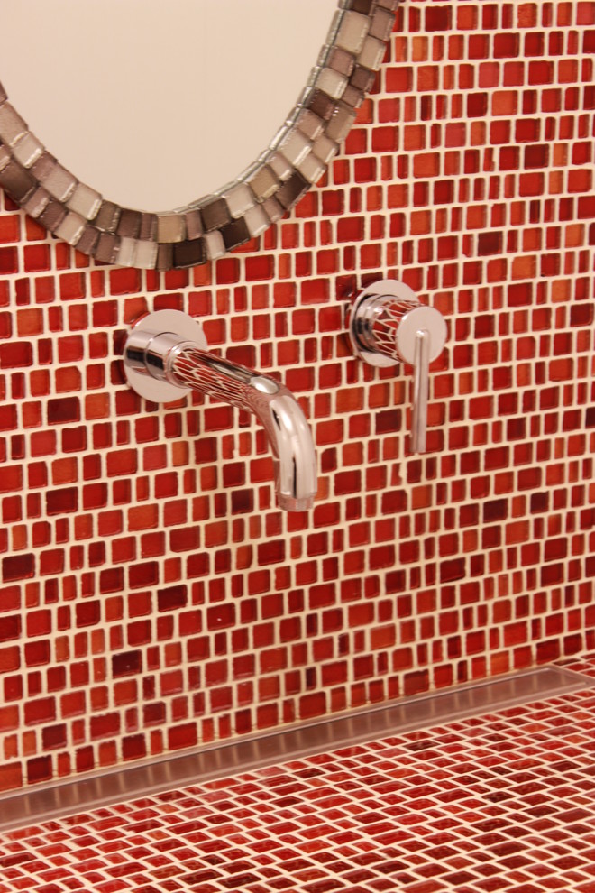 Exempel på ett mellanstort modernt badrum, med röd kakel, glasskiva, röda väggar, klinkergolv i porslin, kaklad bänkskiva och grått golv