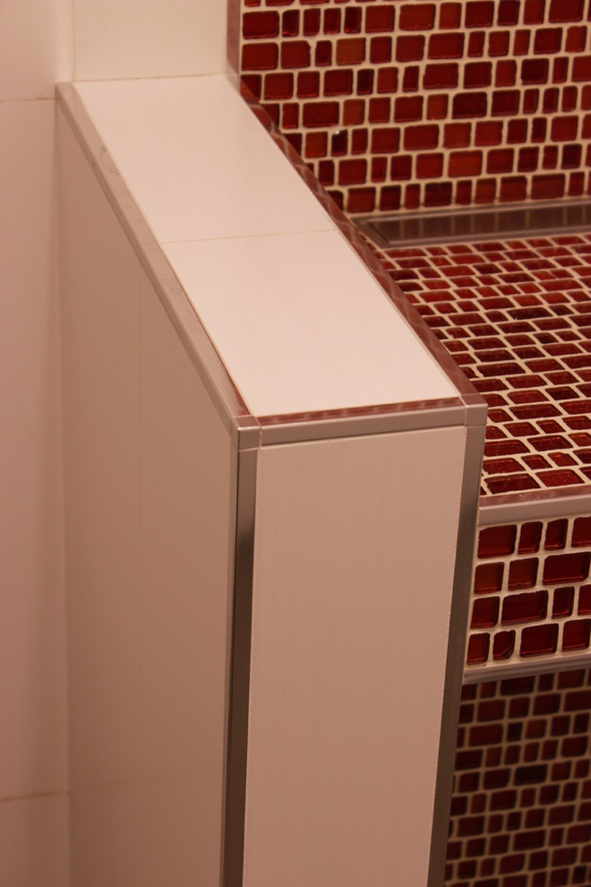 Пример оригинального дизайна: ванная комната среднего размера в современном стиле с красной плиткой, плиткой из листового стекла, красными стенами, полом из керамогранита, столешницей из плитки и серым полом