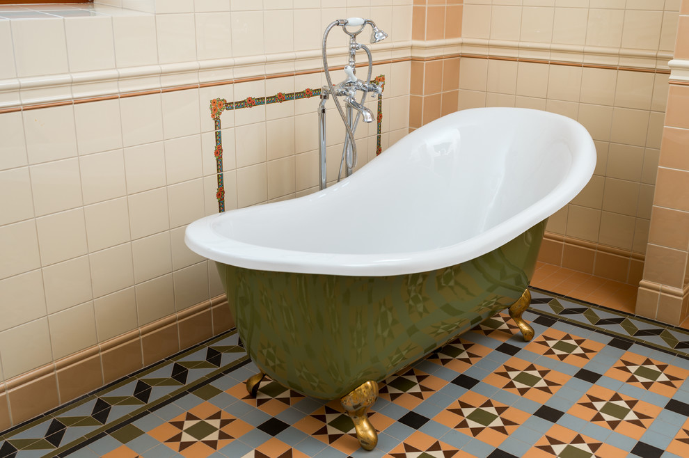 Idéer för ett mellanstort retro en-suite badrum, med ett badkar med tassar, beige kakel, orange kakel, keramikplattor, beige väggar och orange golv