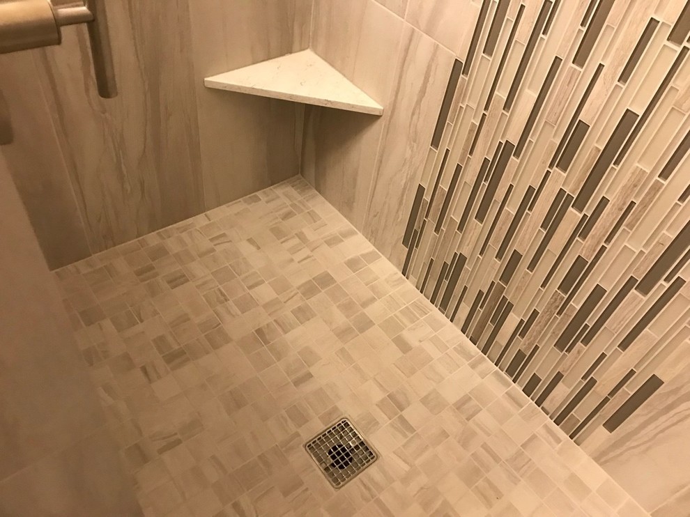 Пример оригинального дизайна: большая главная ванная комната в классическом стиле с двойным душем, керамогранитной плиткой и душем с распашными дверями