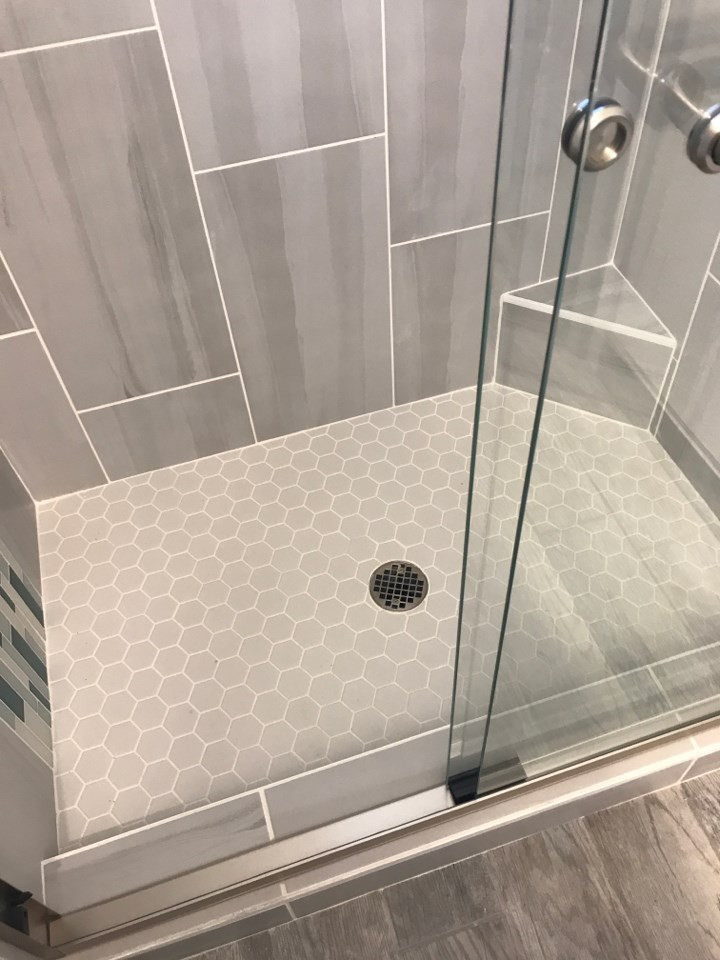Ispirazione per una stanza da bagno padronale stile marino di medie dimensioni con doccia alcova, piastrelle grigie e porta doccia scorrevole