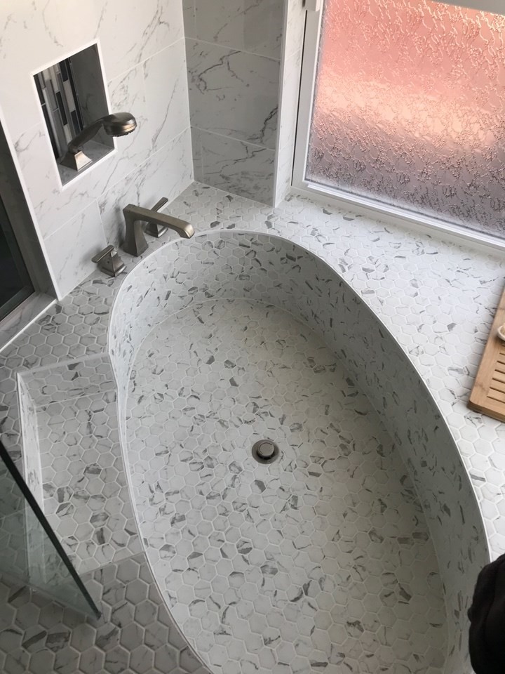Idee per una grande stanza da bagno padronale minimalista con vasca ad angolo, zona vasca/doccia separata, pistrelle in bianco e nero e porta doccia a battente