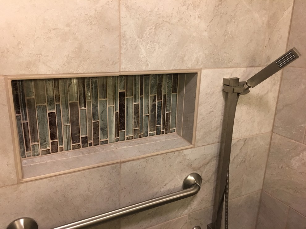 Immagine di una stanza da bagno classica di medie dimensioni con doccia alcova, piastrelle beige, piastrelle in ceramica, pareti beige, pavimento con piastrelle in ceramica, pavimento blu e porta doccia a battente