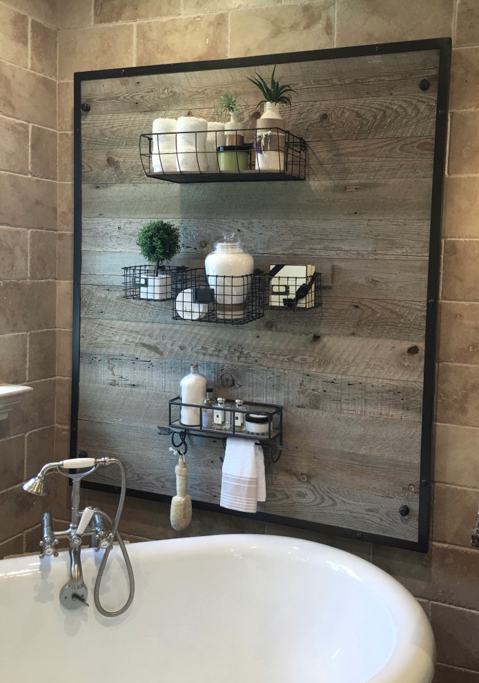 Lantlig inredning av ett mellanstort en-suite badrum, med skåp i slitet trä, ett fristående badkar, en dusch i en alkov, beige kakel, stenkakel, beige väggar, mörkt trägolv och granitbänkskiva