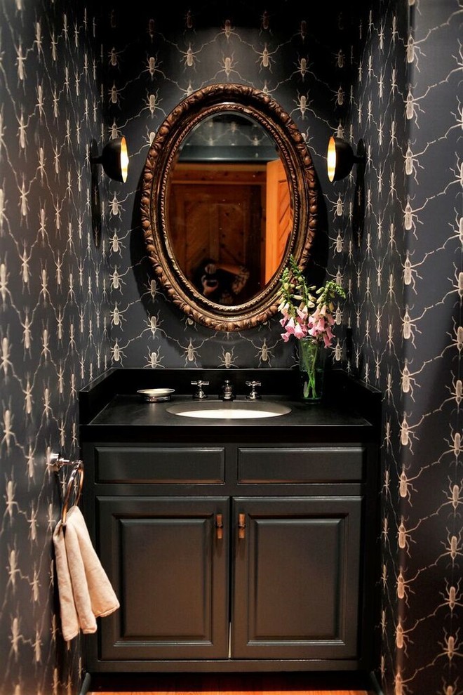 Modelo de cuarto de baño único y a medida bohemio pequeño con armarios con paneles con relieve, puertas de armario negras, paredes negras, lavabo bajoencimera, encimera de cuarzo compacto, encimeras negras y papel pintado