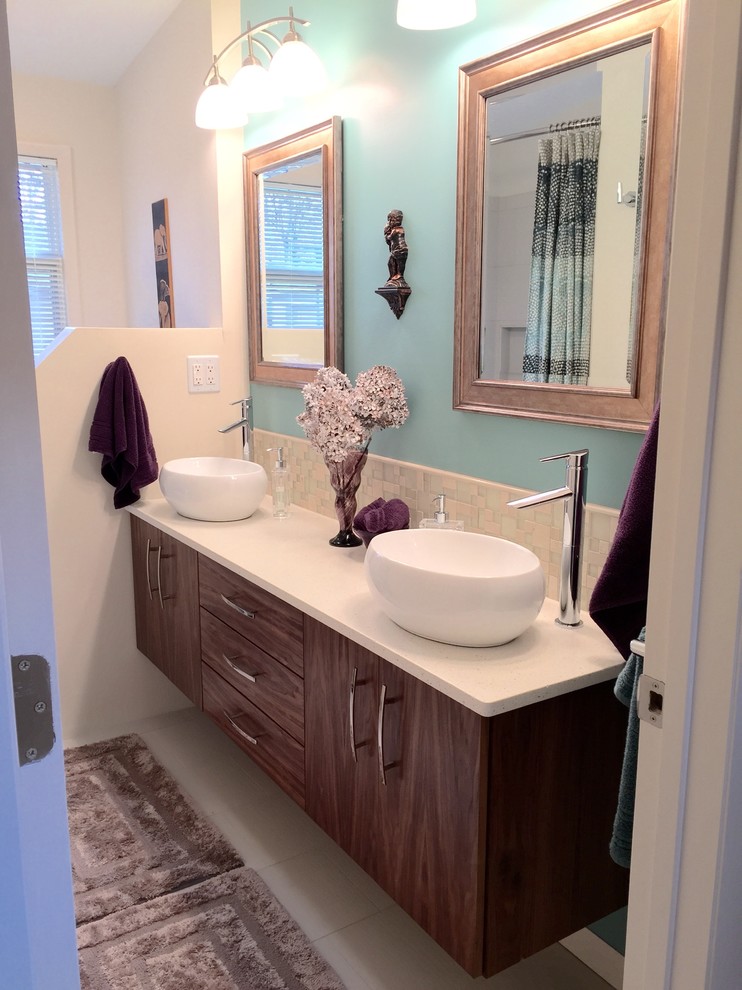 Exempel på ett modernt en-suite badrum, med släta luckor, skåp i mörkt trä, beige kakel, keramikplattor, blå väggar, klinkergolv i keramik, ett fristående handfat och bänkskiva i kvarts