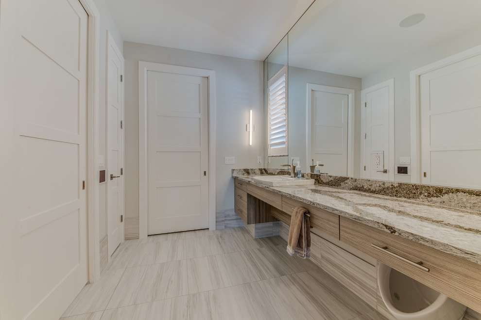 Пример оригинального дизайна: главная ванная комната среднего размера в современном стиле с плоскими фасадами, светлыми деревянными фасадами, душем в нише, писсуаром, плиткой мозаикой, серыми стенами, накладной раковиной, столешницей из искусственного кварца и душем с распашными дверями