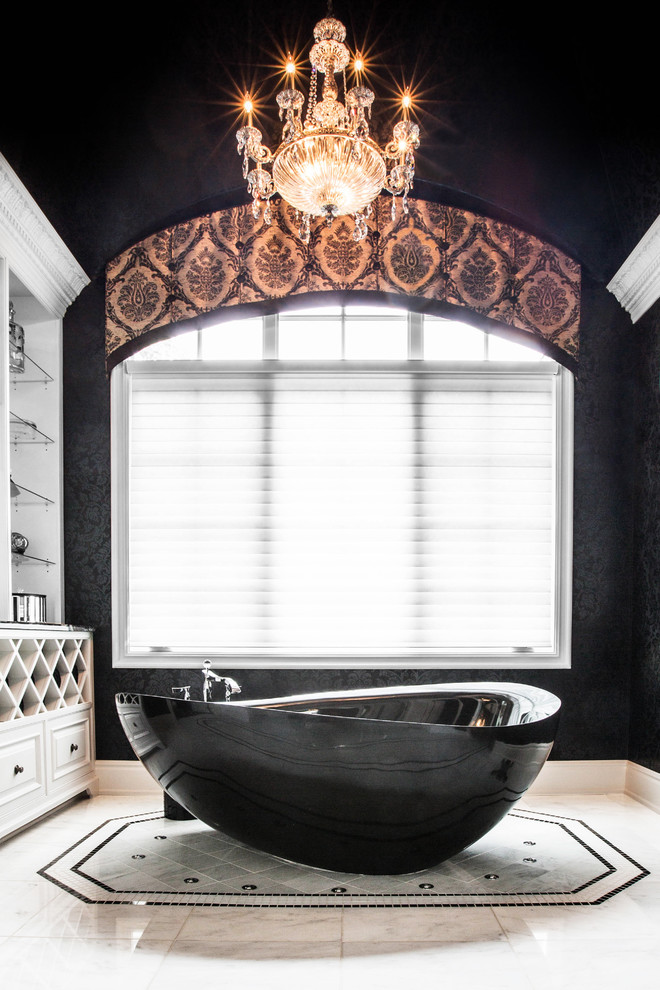 シカゴにあるラグジュアリーな広いコンテンポラリースタイルのおしゃれなマスターバスルーム (置き型浴槽、黒い壁、大理石の床) の写真