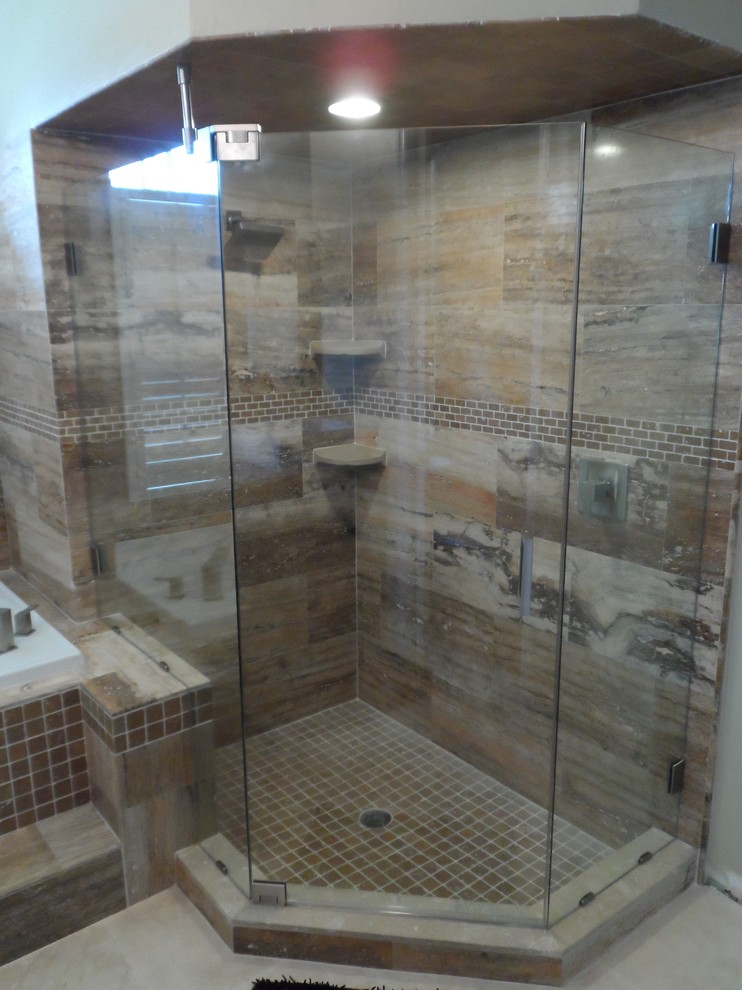 Idéer för att renovera ett stort medelhavsstil en-suite badrum, med ett platsbyggt badkar, en dusch i en alkov, beige kakel, stenkakel, beige väggar och kalkstensgolv