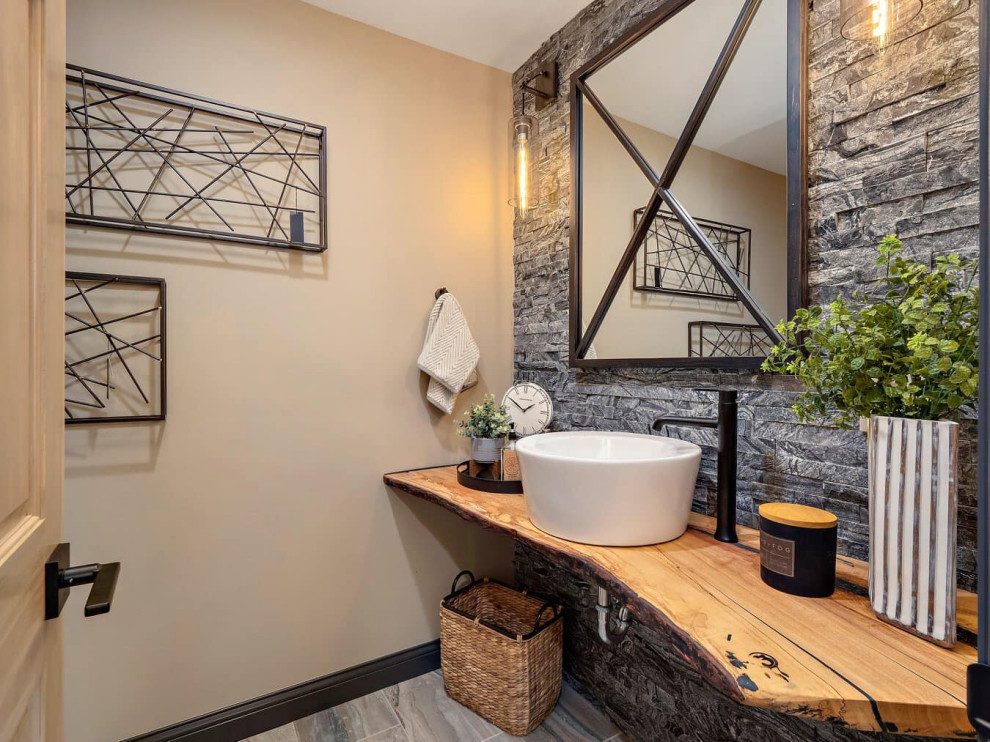 Esempio di una stanza da bagno rustica di medie dimensioni con piastrelle grigie, pareti beige, pavimento in gres porcellanato, lavabo a bacinella, top in legno, pavimento grigio e top marrone
