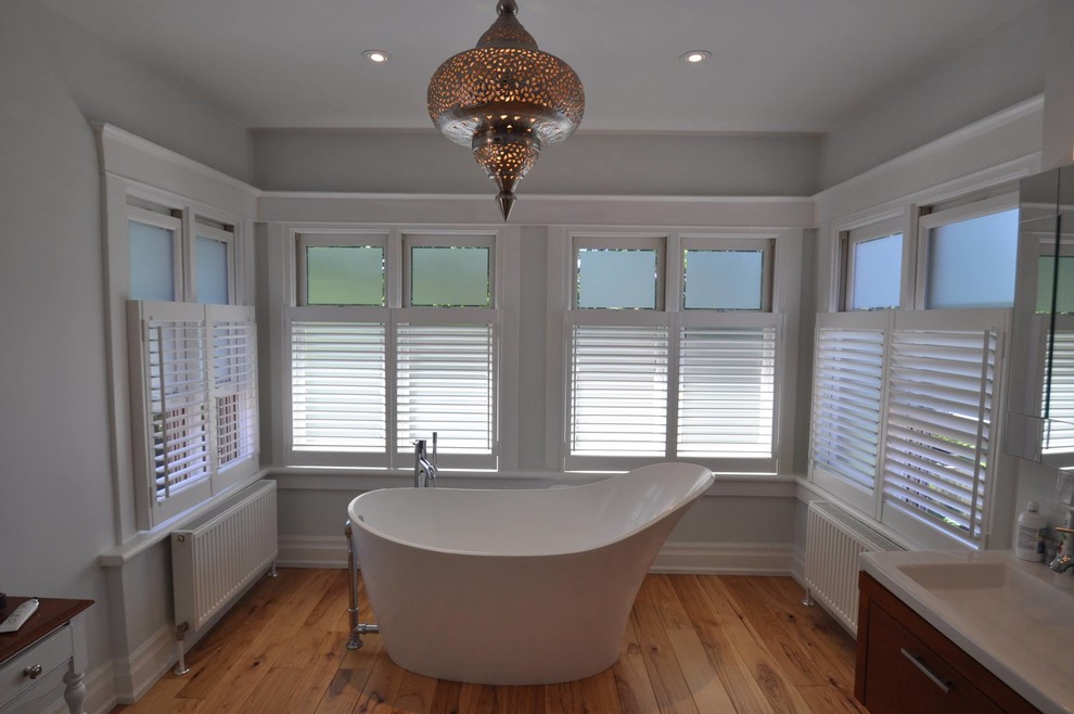 На фото: большая главная ванная комната в стиле фьюжн с серыми стенами и паркетным полом среднего тона