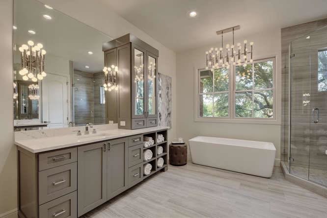 Bild på ett stort vintage vit vitt en-suite badrum, med skåp i shakerstil, grå skåp, ett fristående badkar, en hörndusch, grå kakel, porslinskakel, vita väggar, klinkergolv i porslin, ett undermonterad handfat, bänkskiva i kvartsit, grått golv och dusch med gångjärnsdörr