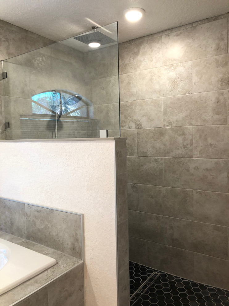 Ejemplo de cuarto de baño único y flotante actual con ducha a ras de suelo y baldosas y/o azulejos grises