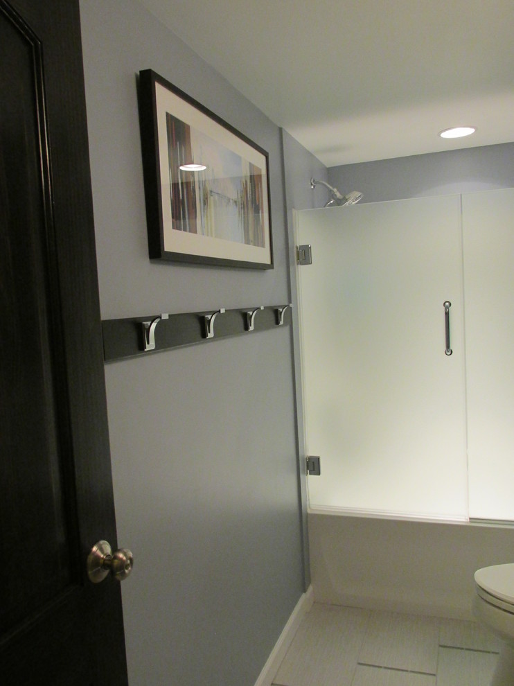 Kleines Modernes Badezimmer mit dunklen Holzschränken, Badewanne in Nische, blauer Wandfarbe, Keramikboden, Unterbauwaschbecken und Granit-Waschbecken/Waschtisch in Sonstige