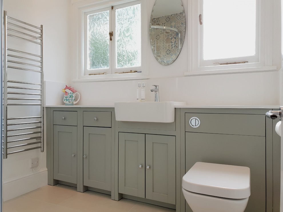 На фото: ванная комната среднего размера в средиземноморском стиле с фасадами в стиле шейкер, серыми фасадами, угловым душем, унитазом-моноблоком, разноцветной плиткой, керамической плиткой, разноцветными стенами, полом из керамогранита, душевой кабиной, накладной раковиной, столешницей из кварцита, бежевым полом, душем с раздвижными дверями и белой столешницей