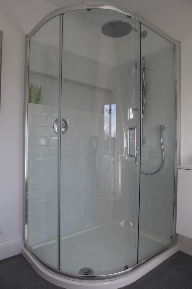 На фото: большая ванная комната в современном стиле с белыми фасадами, угловым душем, инсталляцией, белой плиткой, белыми стенами, душевой кабиной и накладной раковиной с