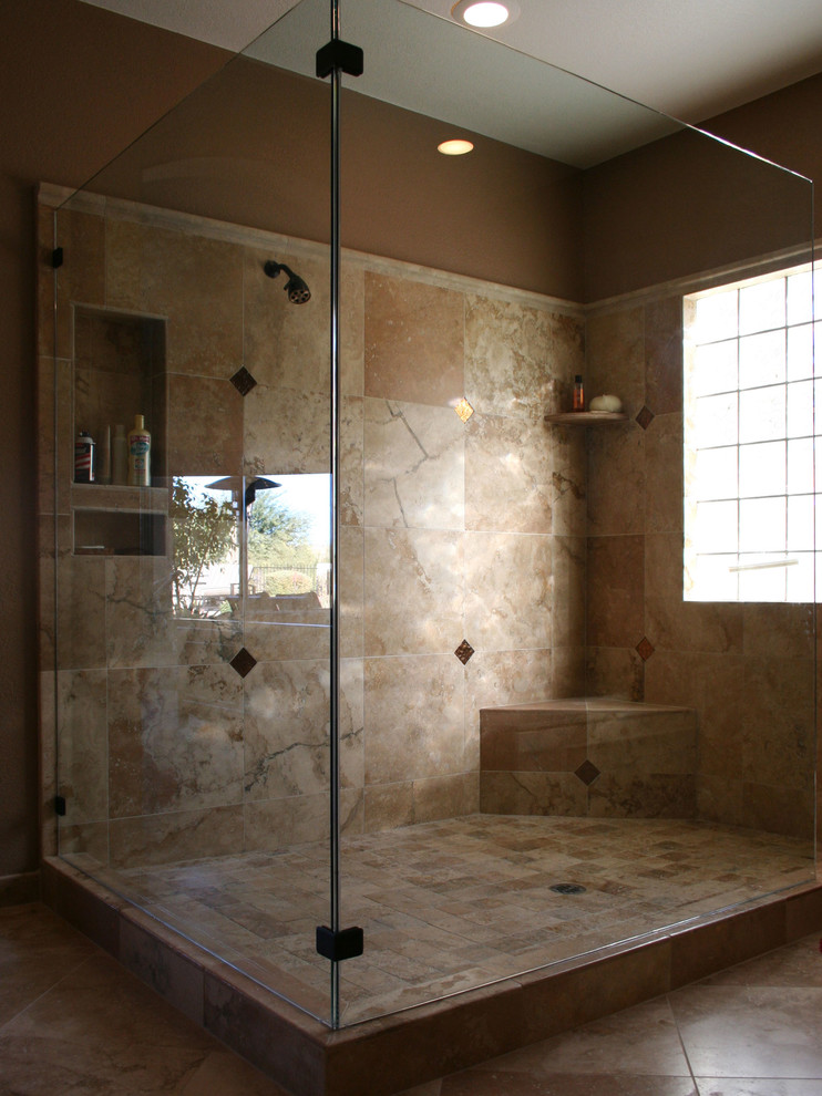 Inredning av ett klassiskt stort en-suite badrum, med granitbänkskiva, en dusch i en alkov, beige kakel, porslinskakel, travertin golv, beige väggar, brunt golv och dusch med gångjärnsdörr