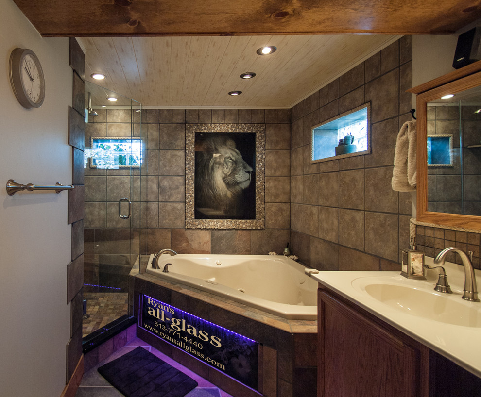 Foto di una grande stanza da bagno boho chic con lavabo a consolle, vasca ad angolo, doccia ad angolo e pareti beige