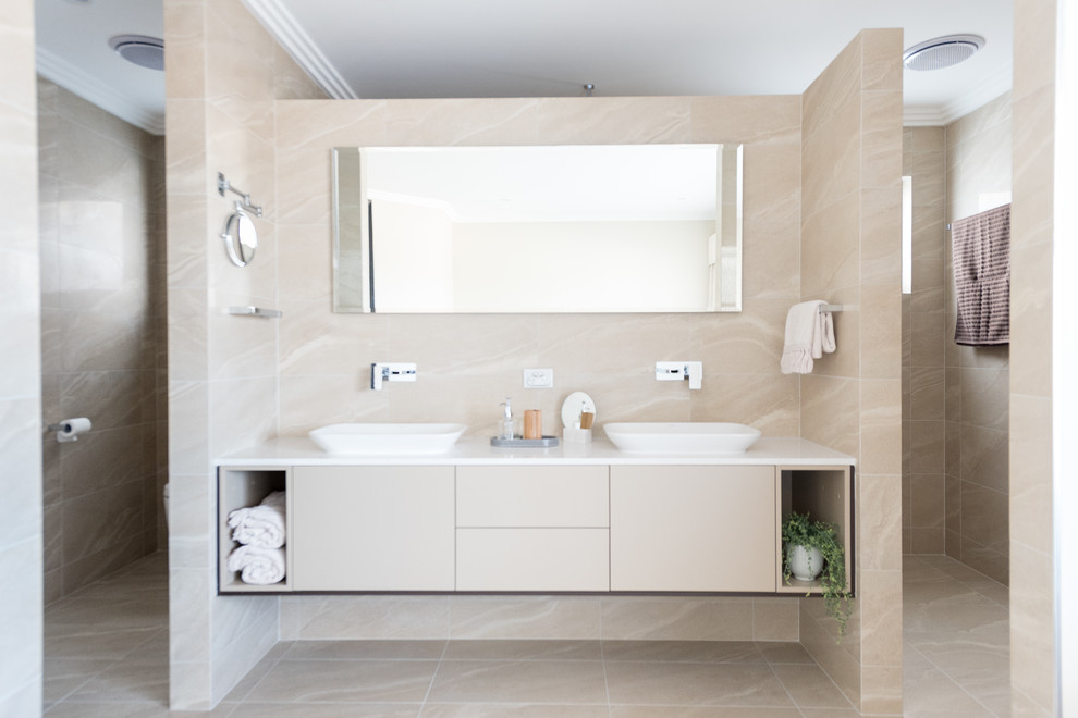 Ejemplo de cuarto de baño principal minimalista con baldosas y/o azulejos beige y encimeras blancas