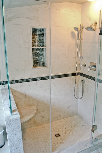 Exemple d'une salle de bain chic de taille moyenne.