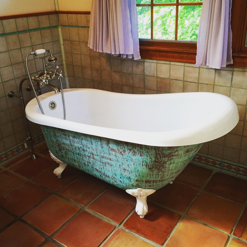 Свежая идея для дизайна: главная ванная комната среднего размера в стиле рустика с ванной на ножках - отличное фото интерьера