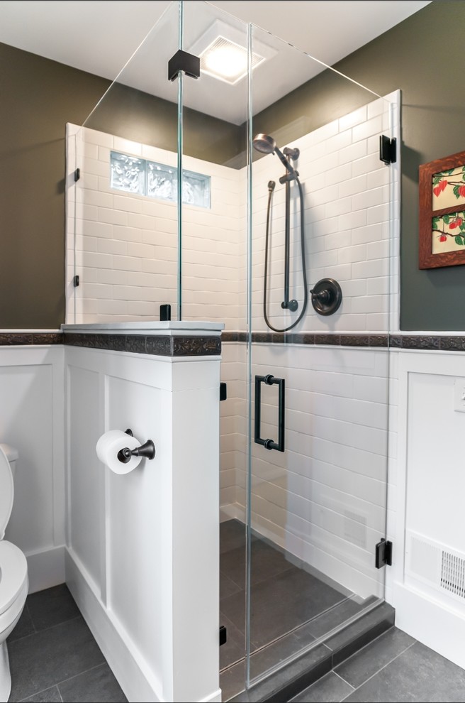 Idées déco pour une salle de bain classique de taille moyenne avec des portes de placard blanches, une douche d'angle, WC séparés, un carrelage blanc, des carreaux de céramique, un mur vert, un sol en carrelage de céramique, un sol gris et une cabine de douche à porte battante.