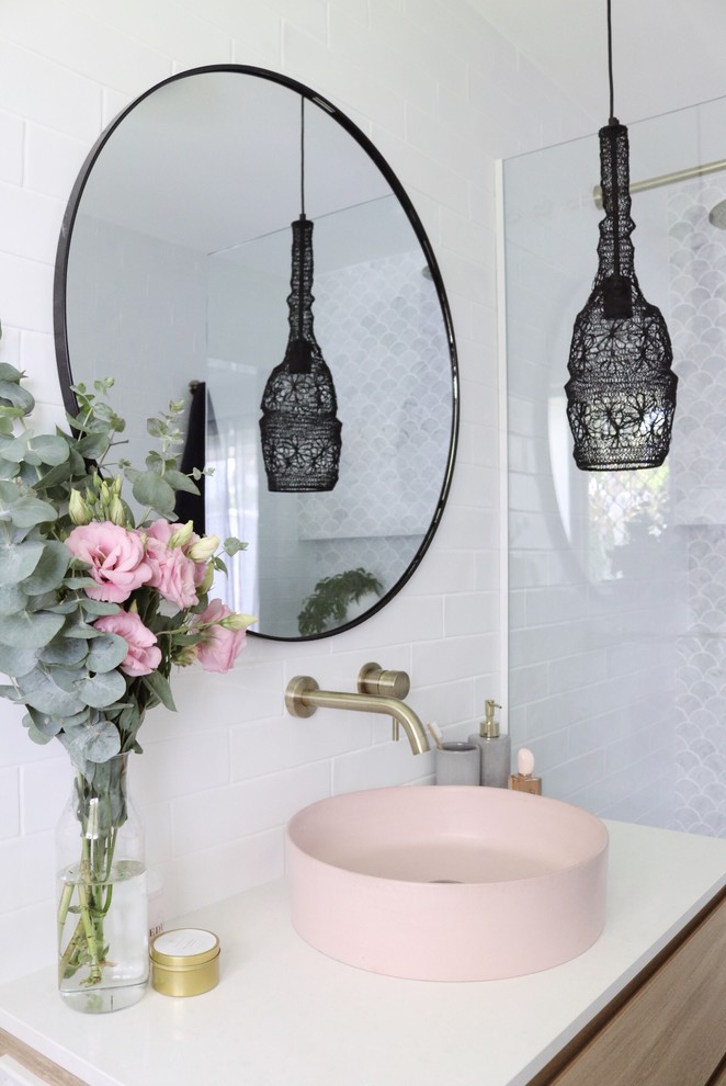 На фото: ванная комната среднего размера в морском стиле с белой плиткой, плиткой мозаикой, белыми стенами и белой столешницей с