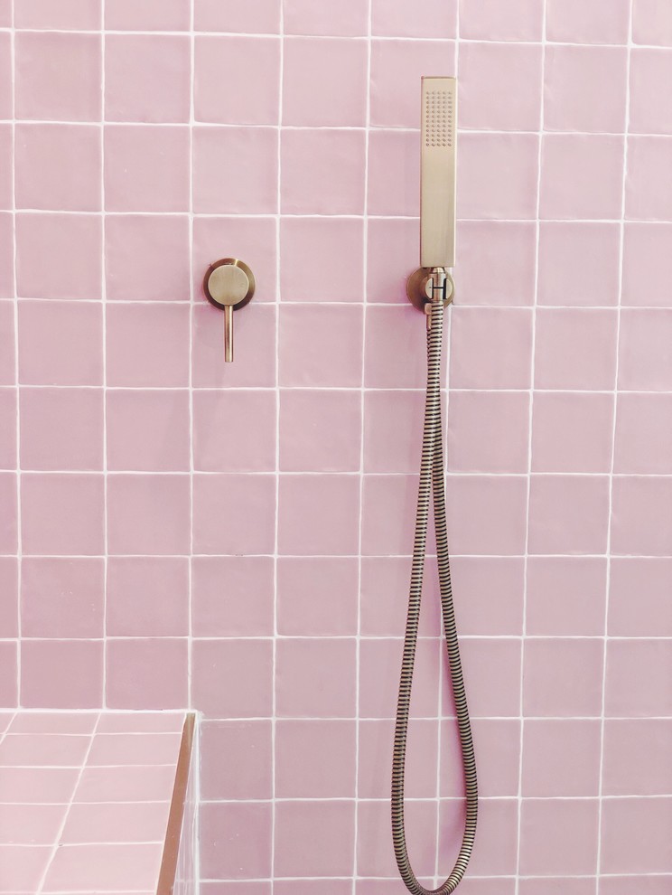 ゴールドコーストにある中くらいなモダンスタイルのおしゃれな浴室 (白いタイル、白い壁、白い洗面カウンター) の写真