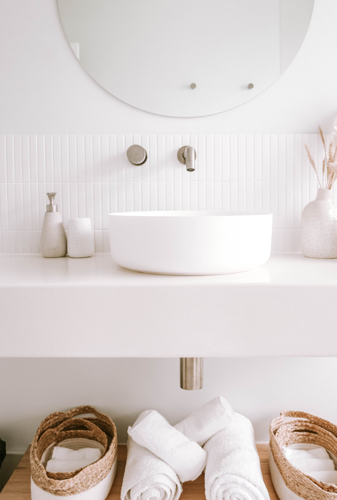 ゴールドコーストにあるモダンスタイルのおしゃれな浴室 (白いキャビネット、白い壁、フローティング洗面台) の写真