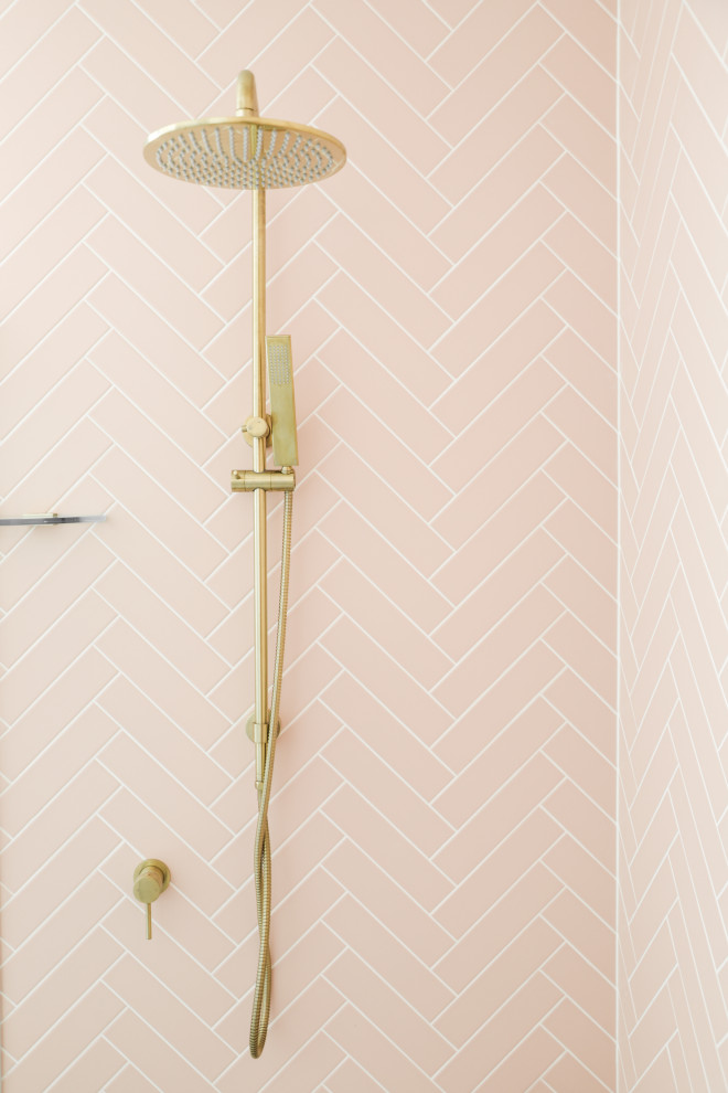 На фото: маленькая главная ванная комната в морском стиле с душем в нише, розовой плиткой, розовыми стенами и душем с распашными дверями для на участке и в саду с