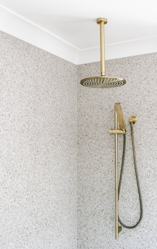 Immagine di una stanza da bagno padronale industriale con doccia ad angolo, piastrelle in ceramica, pareti bianche e pavimento alla veneziana