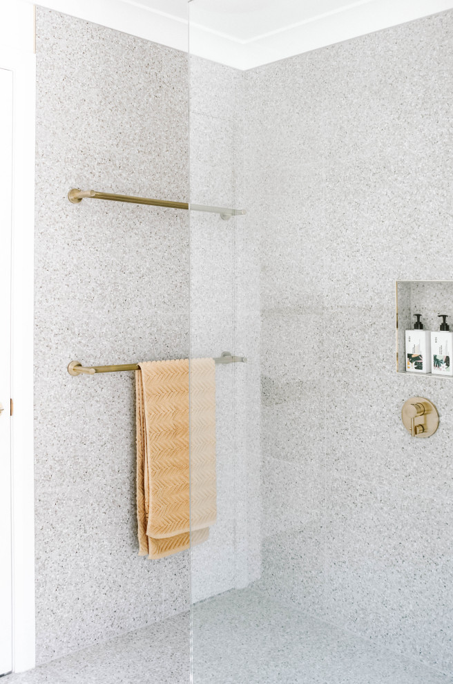 Свежая идея для дизайна: главная ванная комната в стиле лофт с угловым душем, керамической плиткой, белыми стенами и полом из терраццо - отличное фото интерьера